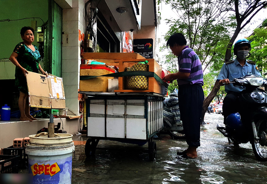 Xe cộ chết máy, ngã nhào khi triều cường gây ngập trung tâm Sài Gòn